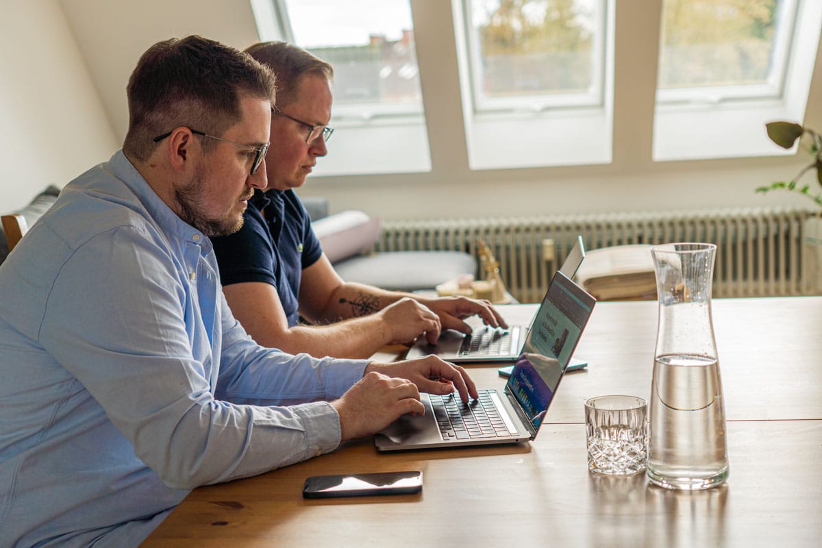 Dennis und Sven beim Arbeiten